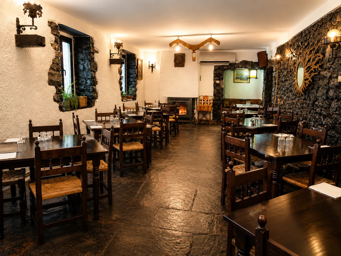 El comedor del Mesón de la Reina, de piedra y madera